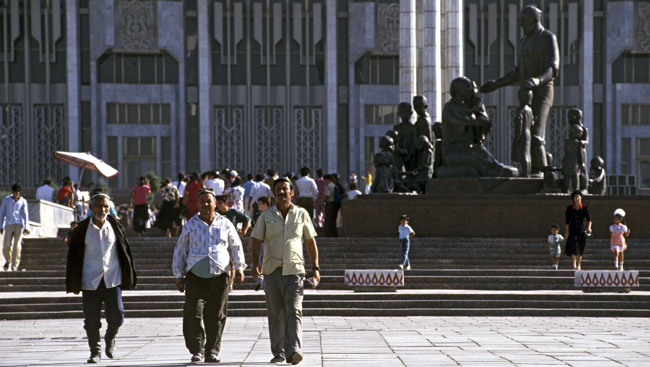 Ташкент дружба. Памятник Шамахмудову в Ташкенте. Монумент дружбы народов Ташкент. Памятник дружбы народов Ташкенте в СССР. Памятник на площади дружбы народов в Ташкенте.