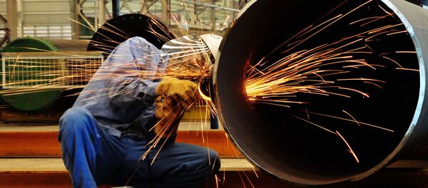 Рабочий на заводе - Sputnik Узбекистан