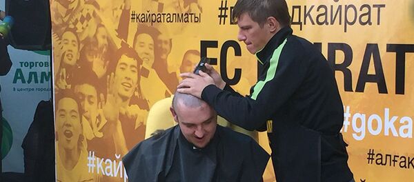 Аршавин бреет наголо проигравшего пари журналиста - Sputnik Узбекистан