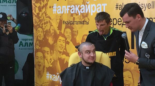 Аршавин бреет наголо проигравшего пари журналиста Аршавин бреет наголо проигравшего пари журналиста - Sputnik Узбекистан