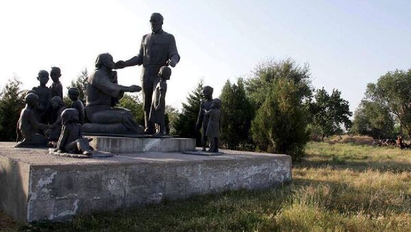 Памятник семье кузнеца Шамахмудова - Sputnik Узбекистан