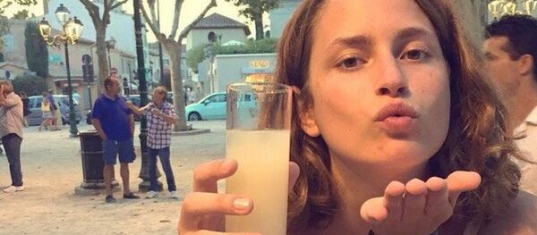 Сплошной обман: популярный Instagram француженки оказался рекламой - Sputnik Узбекистан