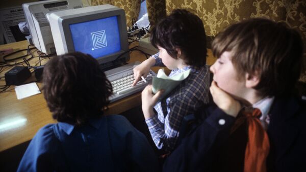 Школьники в компьютерном клубе - Sputnik Узбекистан