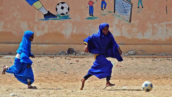 Сомалийские школьницы играют в футбол - Sputnik Узбекистан
