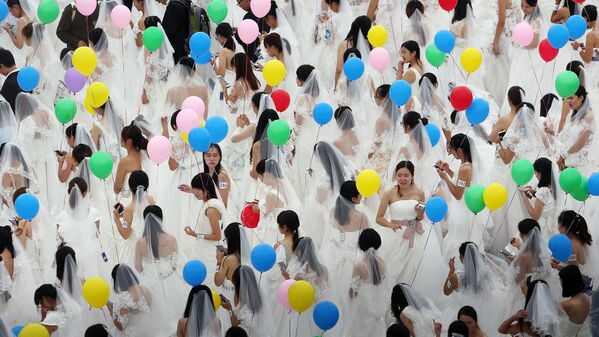 Женщины в белых платьях - Sputnik Узбекистан