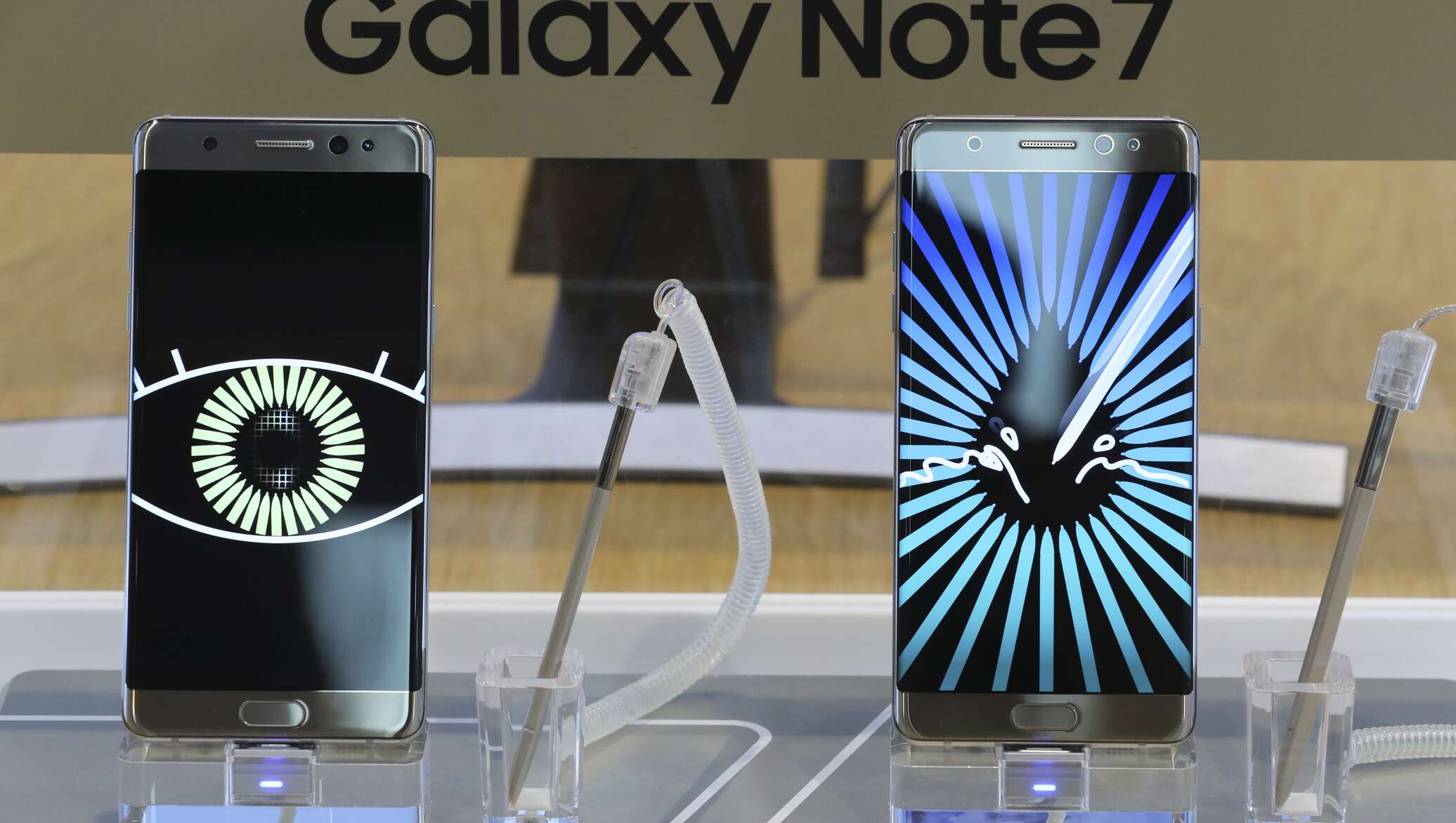 В Узбекистане предупредили о запрете Note 7 на рейсах из Бишкека -  30.12.2016, Sputnik Узбекистан