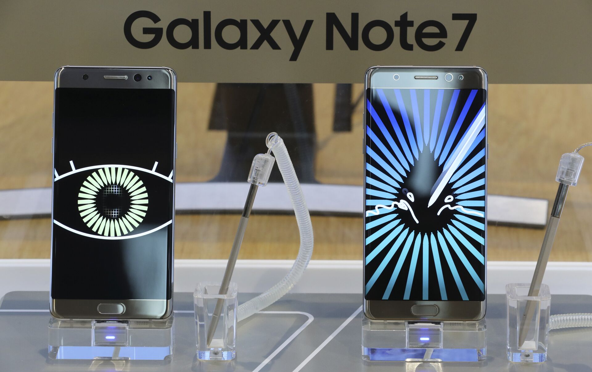 В Узбекистане предупредили о запрете Note 7 на рейсах из Бишкека -  30.12.2016, Sputnik Узбекистан