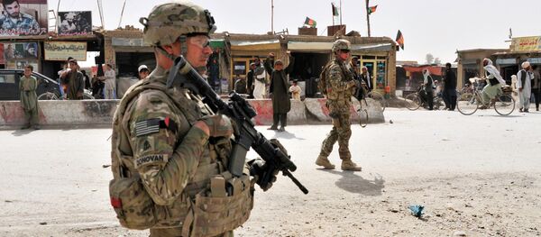US Army soldiers provide security for members of their team near the Afghanistan-Pakistan border US Army soldiers provide security for members of their team near the Afghanistan-Pakistan border - Sputnik Ўзбекистон