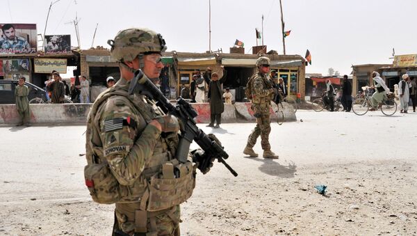 US Army soldiers provide security for members of their team near the Afghanistan-Pakistan border - Sputnik Oʻzbekiston