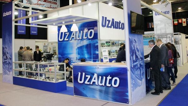 Стенд компании UzAuto на выставке - Sputnik Узбекистан