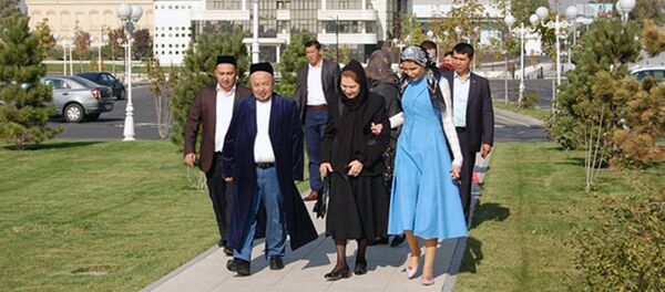 Татьяна ва Лола Каримовалар Минор масжидини зиёрат қилишди Татьяна ва Лола Каримовалар Минор масжидини зиёрат қилишди - Sputnik Ўзбекистон