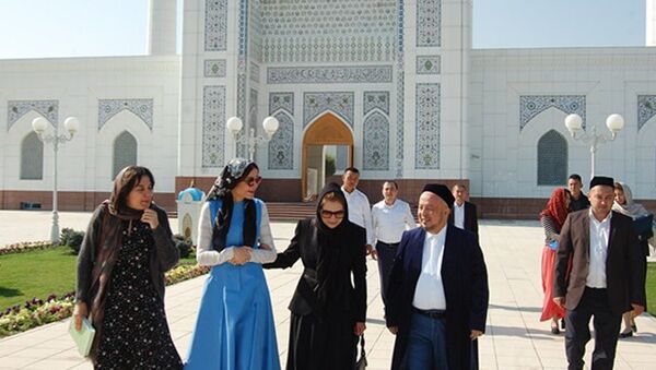 Татьяна и Лола Каримовы посетили мечеть Минор - Sputnik Узбекистан