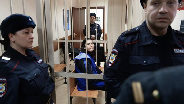 Няня Гюльчехра Бобокулова (в центре внизу), обвиняемая в убийстве 4-летней девочки Насти Мещеряковой - Sputnik Узбекистан