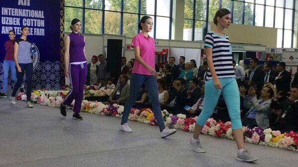Показ мод на текстильной выставке в Ташкенте - Sputnik Узбекистан