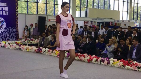 Показ мод на текстильной выставке в Ташкенте - Sputnik Узбекистан