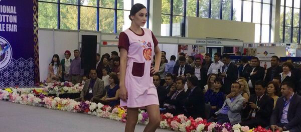 Показ мод на текстильной выставке в Ташкенте Показ мод на текстильной выставке в Ташкенте - Sputnik Узбекистан