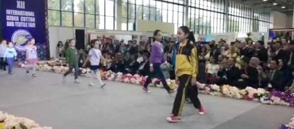 Видеодефиле: катталар ва болалар учун шарқона либослар Видеодефиле: катталар ва болалар учун шарқона либослар - Sputnik Ўзбекистон