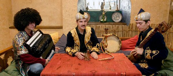 Российско-узбекская этно-фолк-группа Обморок и мама из Санкт-Петербурга Российско-узбекская этно-фолк-группа Обморок и мама из Санкт-Петербурга - Sputnik Узбекистан