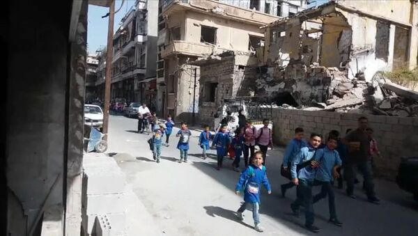 Мирная жизнь в освобожденном от ИГ Хомсе: ремонт домов и дети на улицах - Sputnik Узбекистан