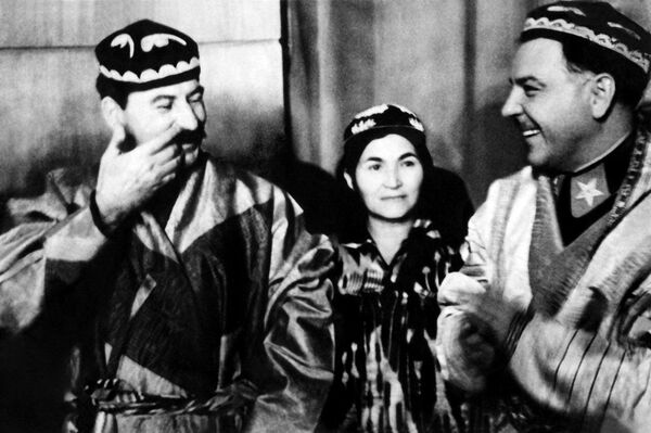 И.В.Сталин и К.Е.Ворошилов с мамой Пулата Солияхон Ташлановой в Кремле И.В.Сталин и К.Е.Ворошилов с мамой Пулата Солияхон Ташлановой в Кремле - Sputnik Узбекистан