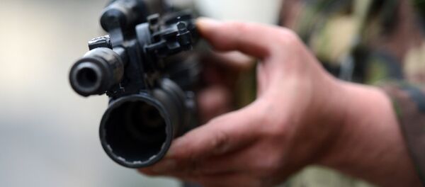 Автомат в руках военнослужащего - Sputnik Ўзбекистон