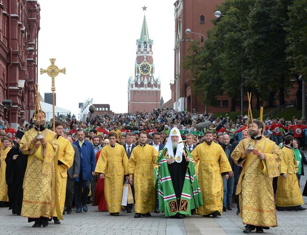 Патриарх Кирилл возглавил крестный ход в честь святителя Петра - Sputnik Узбекистан