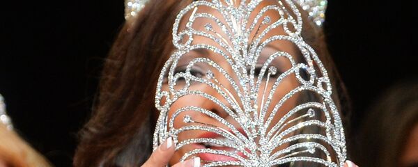 Корона на участнице конкурса красоты Корона на участнице конкурса красоты - Sputnik Узбекистан