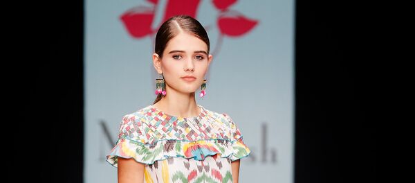 Показ коллекции узбекского модного дома Moel Bosh на открытии Mersedes-Benz Fashion Week Russia - Sputnik Узбекистан