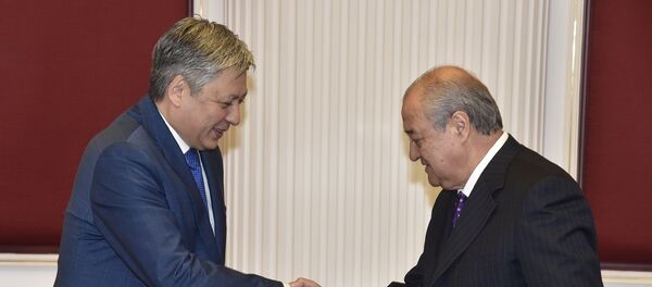 Ўзбекистон ТИВ раҳбари Абдулазиз Камилов Қирғизистон Республикаси ТИВ раҳбари Эрлан Абдилдаев билан Ўзбекистон ТИВ раҳбари Абдулазиз Камилов Қирғизистон Республикаси ТИВ раҳбари Эрлан Абдилдаев билан - Sputnik Ўзбекистон