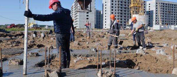 Рабочие подготавливают фундамент на строительной площадке жилого комплекса Рабочие подготавливают фундамент на строительной площадке жилого комплекса - Sputnik Ўзбекистон