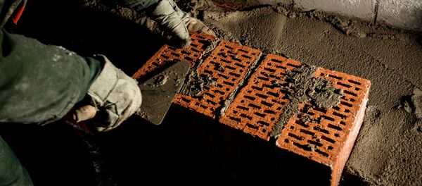 Rabochiy na stroitelstve jilogo kompleksa - Sputnik O‘zbekiston