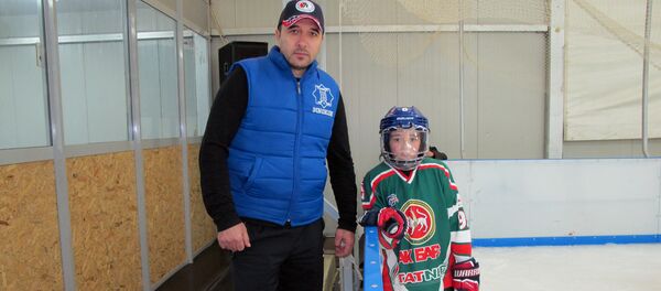 Юный хоккеист Салохиддин Азимов и его отец Алишер Азимов Юный хоккеист Салохиддин Азимов и его отец Алишер Азимов - Sputnik Узбекистан