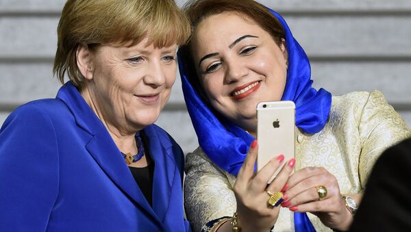 Афганский политик Шукрия Баракзай фотографируется с канцлером Германии Ангелой Меркель - Sputnik Узбекистан