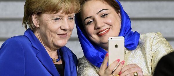 Афганский политик Шукрия Баракзай фотографируется с канцлером Германии Ангелой Меркель - Sputnik Узбекистан