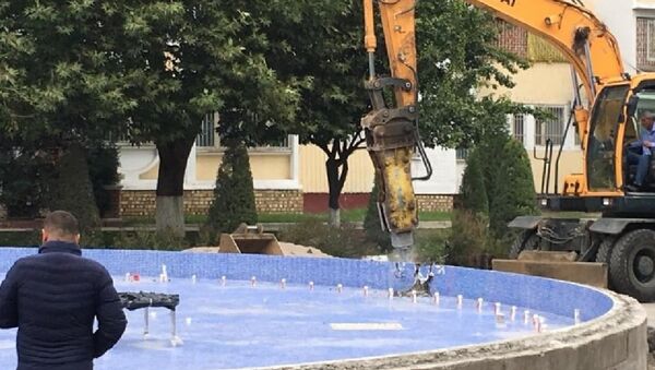 Демонтаж фонтана на участке улицы Ойбек - Sputnik Узбекистан