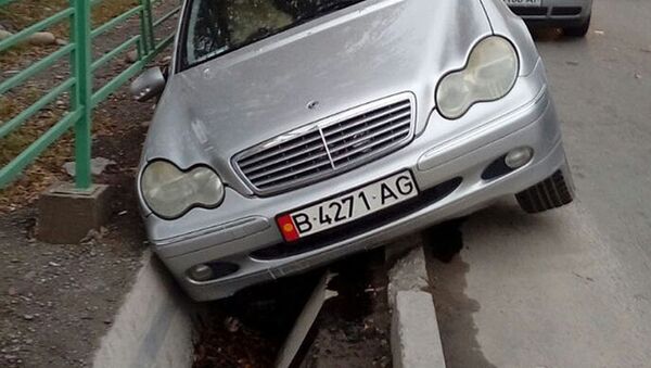 Угнанный автомобиль, упавший в арык в Кыргызстане - Sputnik Узбекистан