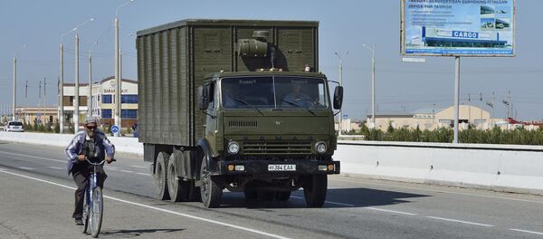 Ўзбекистон кўчаларида ҳаракатланаётган Камаз машинаси Ўзбекистон кўчаларида ҳаракатланаётган Камаз машинаси - Sputnik Ўзбекистон