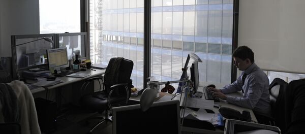 Сотрудники работают в офисе - Sputnik Узбекистан