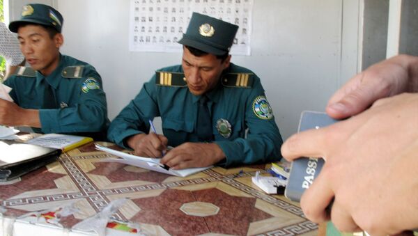Узбекская милиция на границе - Sputnik Узбекистан