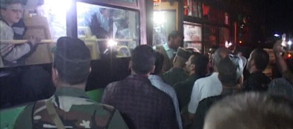 СПУТНИК_Сирийцы песнями встречали автобусы с освобожденными жителями восточного Алеппо - Sputnik Узбекистан