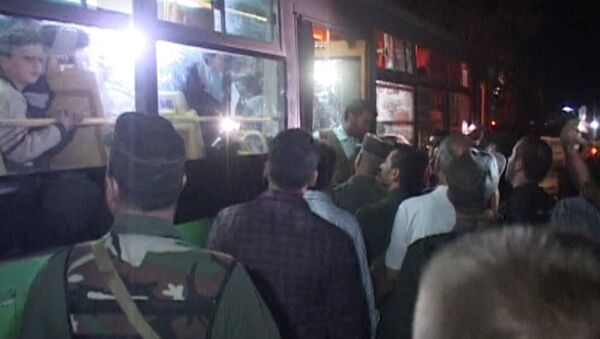 СПУТНИК_Сирийцы песнями встречали автобусы с освобожденными жителями восточного Алеппо - Sputnik Узбекистан