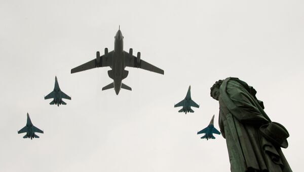 Самолет дальнего радиолокационного обнаружения А-50 (в центре) и истребители Су-27 - Sputnik Узбекистан
