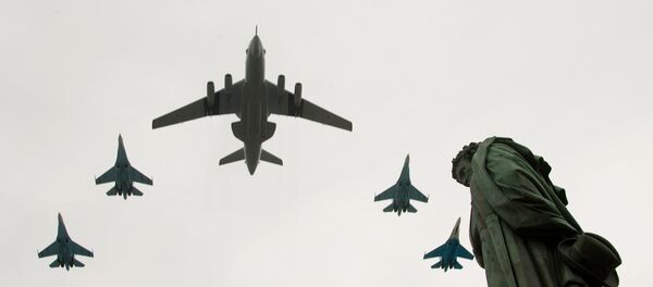 Самолет дальнего радиолокационного обнаружения А-50 (в центре) и истребители Су-27 Самолет дальнего радиолокационного обнаружения А-50 (в центре) и истребители Су-27 - Sputnik Узбекистан