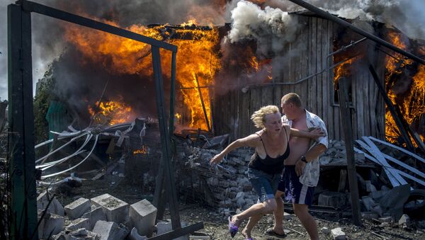 Местные жители спасаются от пожара, возникшего в результате авиационного удара вооруженных сил Украины - Sputnik Узбекистан