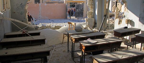 Разрушенная в результате авиаудара школа в сирийском городе Идлиб - Sputnik Узбекистан