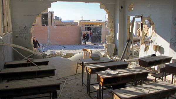 Разрушенная в результате авиаудара школа в сирийском городе Идлиб - Sputnik Узбекистан