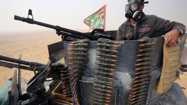 Иракский военный во время операции против ИГ в Мосуле - Sputnik Узбекистан
