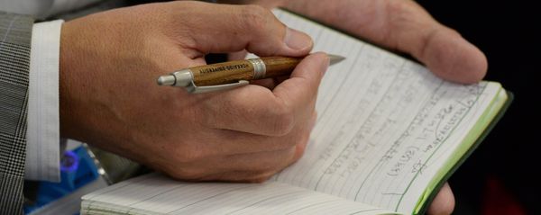 Ручка и записная книжка в руках - Sputnik Узбекистан