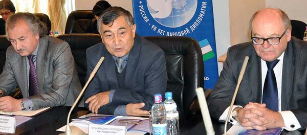 Насриддин Мухаммадиев (в центре) – директор Республиканского интернационального культурного центра в Узбекистане - Sputnik Узбекистан