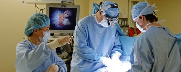 Хирурги проводят операцию Хирурги проводят операцию - Sputnik Ўзбекистон